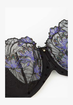 Czarny koronkowy biustonosz z purpurowymi haftami w kwiaty i iryzacyjnymi akcentami, o strukturalnym designie i zapięciem na klamrę.