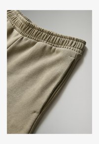 Unselected, black grey