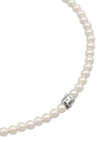 Perlenkette mit gleichmäßigen cremefarbenen Perlen und einem strukturierten silbernen Verschluss, der glatte Oberflächen und reflektierende Eigenschaften hervorhebt.