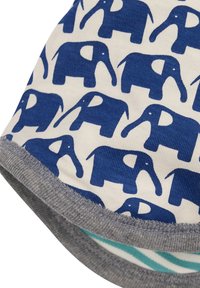 Cappello di cotone con un motivo di elefanti blu ripetuti su uno sfondo crema, con una visiera rigata grigia e una fodera interna a righe.