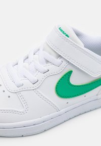 Nike Sportswear COURT BOROUGH LOW RECRAFT - Baskets basses - white/stadium green/football grey