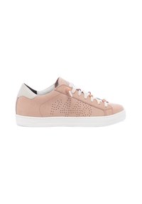 Lyserød lædersneaker med perforeret sideskonstruktion, hvide snørebånd og hvid gummisål. Baghælen er grå med subtil branding.