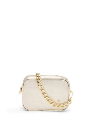 Piccola borsa rettangolare metallizzata dorata con tracolla a catena dorata spessa e chiusura con cerniera su sfondo bianco.