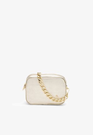 Kleine rechthoekige metallic gouden handtas met een dikke gouden kettingband en ritssluiting op een witte achtergrond.