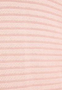 Tecido de malha rosa com riscas alternadas de padrões sólidos e de trama aberta, criando uma aparência texturada. Material suave e leve.