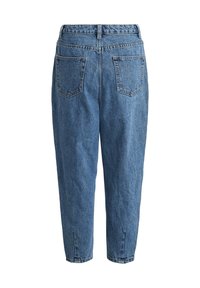 Niebieskie dżinsy o luźnym kroju, z wysokim stanem, dwoma tylnymi kieszeniami i zwężanymi nogawkami. Materiał ma delikatną teksturę.