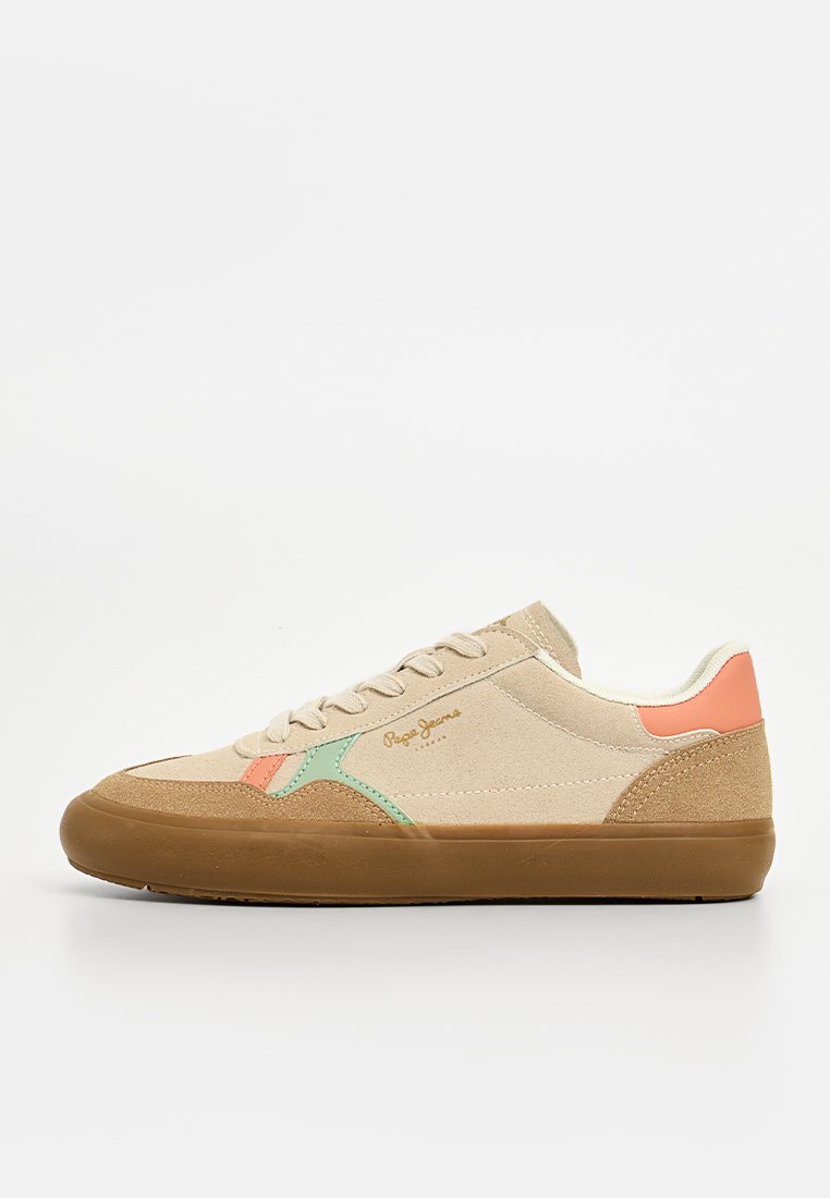Zapatillas con una parte superior de gamuza beige, acentos en naranja y verde, y una suela de goma marrón; presentan un logo sutil en el lateral.