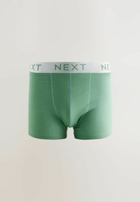 Grüne Baumwoll-Boxershorts mit weißem Bund, auf dem "NEXT" in grünen Buchstaben steht, entworfen mit Flachnähte und einer engen Passform.