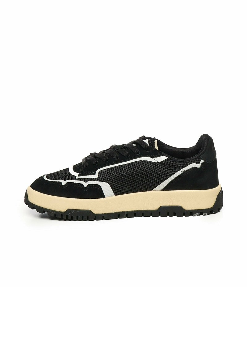 Sneaker nere con tomaia in rete testurizzata, dettagli bianchi e suola color crema con battistrada nero robusto.