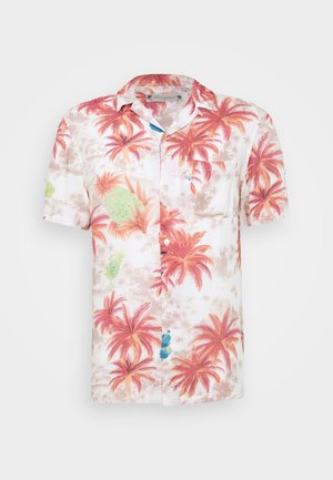 Camisa blanca de manga corta con botones, estampado rojo de palmeras y piñas, bolsillo delantero y cuello abierto.