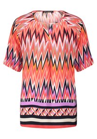 Haut à manches courtes avec un motif en chevrons dans des tons de rouge, rose et noir. Tissu léger avec un col rond et des fentes.