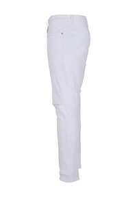 Jeans albe, slim fit, din denim, cu detalii uzate la genunchi, bucle pentru centură și buzunare pe spate. Textură netedă și design minimal.