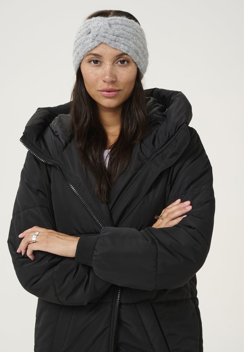 Schwarze Daunenjacke mit hohem Kragen und Reißverschluss, ausgestattet mit einem gesteppten Muster. Grauer Strickkopfband mit drehendem Design.