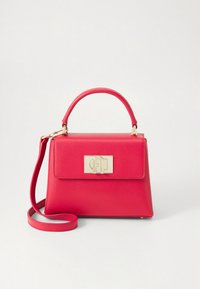 Κόκκινη δερμάτινη τσάντα χειρός με επάνω λαβή, αποσπώμενο ιμάντα ώμου και ορθογώνιο κούμπωμα σε χρυσό τόνο στο εμπρόσθιο καπάκι.