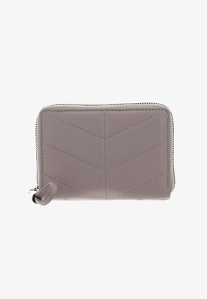 Portefeuille en cuir violet clair avec motif chevron, fermeture éclair et ferrures couleur argent. Texture lisse avec une petite languette en cuir.