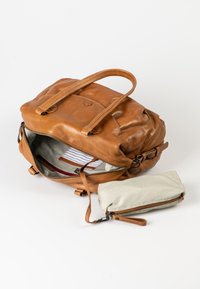 Bruine leren totebag met een ritsluiting, gestreepte binnenvoering en een kleine beige pouch. Handvatten zijn bevestigd voor vervoer.