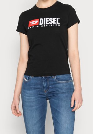 T-shirt en coton noir avec le logo "DIESEL" en blanc sur la poitrine, avec une boîte d'accent rouge ; manches courtes et design ajusté.