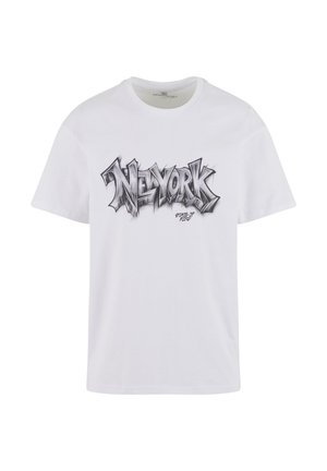 Hvid bomulds t-shirt med et fedt sort grafisk tekstdesign, der siger "New York" med en slidt effekt. Kortærmet og rund hals.