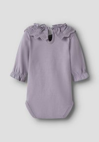Lavendel kleurige bodysuit met lange mouwen, een ronde halslijn, kanten afwerking en een knoopsluiting aan de achterkant. Zachte stof en gerimpelde manchetten.