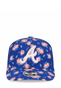 Blaue Snapback-Kappe mit einem Pfirsichblütenmuster, weißem gesticktem "A"-Logo auf der Vorderseite und einer flachen Krempe. Verfügt über ein dehnbares Band.