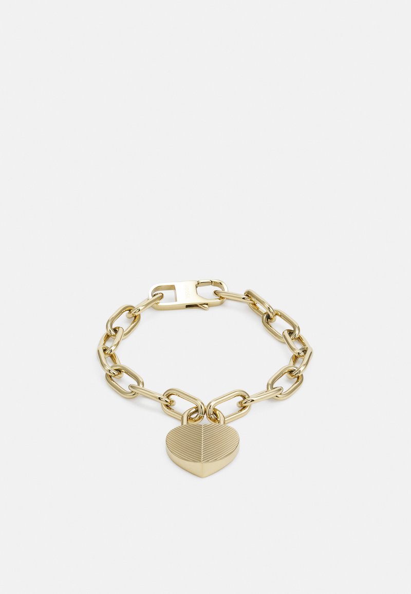 Bracciale in catena d'oro con grande ciondolo a forma di cuore, caratterizzato da una superficie testurizzata e una chiusura sicura. Maglie lisce e finitura lucida.