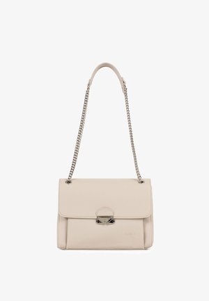 Sac d'épaule en cuir beige avec fermeture à rabat, bandoulière chaîne argentée et fermoir métallique, forme rectangulaire compacte.
