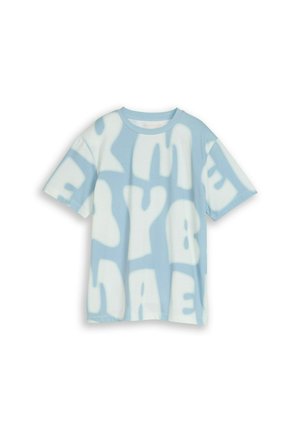 Hellblaues T-Shirt mit kurzen Ärmeln und großen, unregelmäßigen weißen Buchstaben, die ein abstraktes Muster über den Stoff bilden.