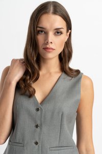Graues ärmelloses Kleid mit V-Ausschnitt, vier schwarzen Knöpfen vorne und zwei seitlichen Taschen für einen strukturierten Look.