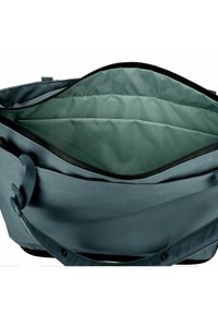 Sac à dos pour ordinateur portable bleu-gris rembourré avec fermeture éclair et poignée noires, ouvert pour montrer les compartiments intérieurs vides.