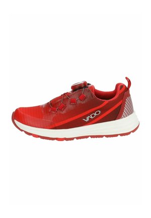 Scarpa sportiva rossa realizzata in rete e materiale sintetico. Presenta un meccanismo di chiusura circolare, suola testurizzata e una intersuola bianca a contrasto.