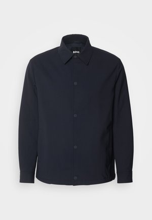 Marineblauwe jas met een knoopsluiting aan de voorkant, een klassieke kraag, lange mouwen en een gladde, matte textuur met zijzakken.
