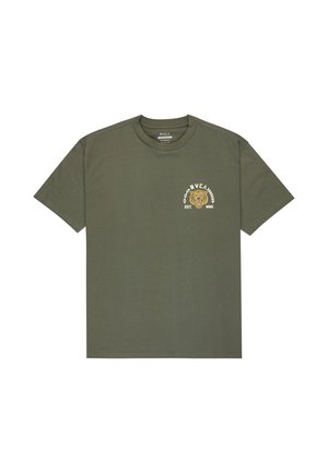 Olivgrünes Baumwoll-T-Shirt mit kurzen Ärmeln, das ein gedrucktes Grafikdesign eines Löwenkopfes und den Text "RVCA EST MMI" auf der Brust zeigt.