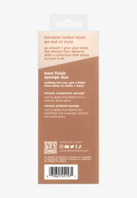 Dos de l'emballage du Duo d'Éponges Bare Finish avec description du produit, instructions d'utilisation, labels cruelty-free et vegan, icônes des réseaux sociaux, et code-barres.