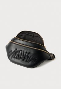 Bolsa de cintura preta em couro com o texto "LOVE" em relevo, apresentando um zíper dourado, uma alça com tachas e um interior sólido preto.