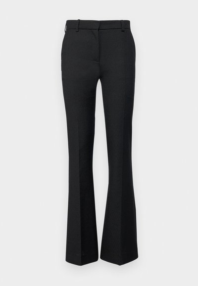 Črne široke hlače iz teksturirane tkanine, z pasom in zankami za pas, krojem po meri ter stranskimi žepi.