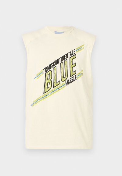 Tejfehér ujjatlan felső széles karlyukakkal. Fekete felirattal "TRANSCONTINENTALE BLUE MARBLE" és kék, zöld színű csíkos díszítéssel.