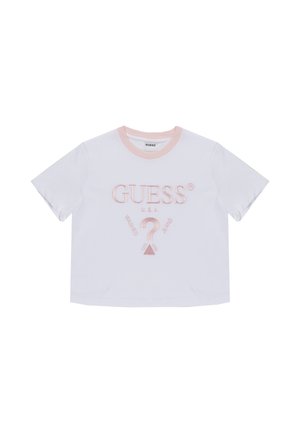 T-shirt bianco a maniche corte con colletto a costine rosa chiaro e logo ricamato "GUESS". Presenta un testo grafico e simboli al centro.