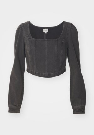Gekürzte schwarze Denimjacke mit quadratischem Ausschnitt, langen Puffärmeln und Nahtdetails an der Vorderseite. Der Stoff wirkt strukturiert und leicht ausgebleicht.