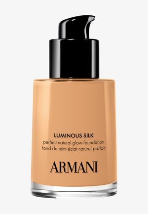 Flacon de fond de teint Luminous Silk avec pompe noire, liquide beige à l’intérieur, étiqueté « perfect natural glow foundation » par Armani.