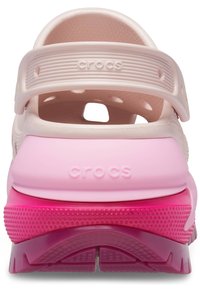 Vista trasera de unos zuecos Crocs en tonos rosa y morado con tira en el talón y suela texturizada.