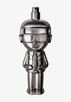 Skinnende sølv sprayflaske formet som en mand med briller, jakkesæt og slips, med en spraydyse som hat.
