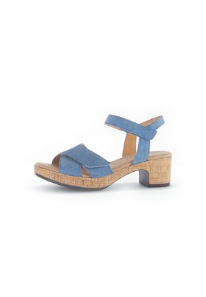 Sandali platform in denim blu con tacco in sughero, caratterizzati da cinturini incrociati e una suola testurizzata per una buona aderenza. Progettati per comfort e stabilità.