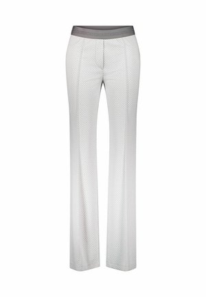 Witte damesbroek met subtiel zigzagpatroon, rechte pijpen en een grijze elastische tailleband.