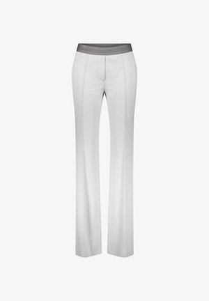 Witte damesbroek met subtiel zigzagpatroon, rechte pijpen en een grijze elastische tailleband.
