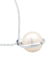 Smykke i sterlingsølv med en stor, skinnende, cremet perle omkranset af et glat sølvbånd indgraveret med "925."