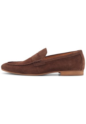 Herrebrun ruskind loafers med pennyrem, lav stabil træhæl og synet moc tå-design, vist fra siden på en hvid baggrund.
