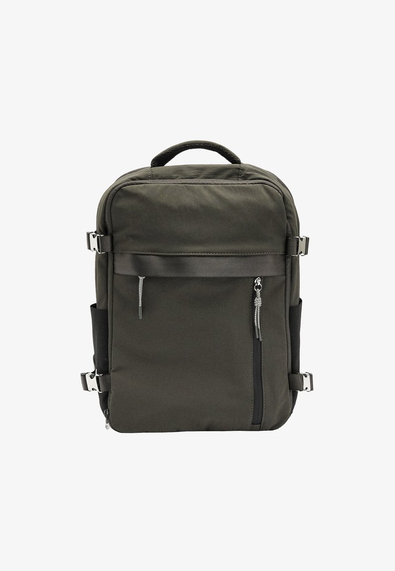 Ciemnozielony plecak wykonany z wytrzymałego materiału; posiada przednią kieszeń na zamek, regulowane paski i metalowe akcenty.