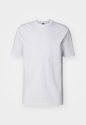 Weißes Baumwoll-T-Shirt mit kurzen Ärmeln und Rundhalsausschnitt. Verfügt über ein kleines, dezentes Logo in Hellblau auf der Brust. Glatte Textur.