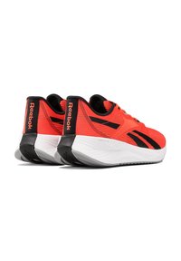 Baskets de sport en maille rouge avec des accents noirs. Semelle blanche épaisse, semelle extérieure noire et logo "Reebok" sur le talon et sur le côté. Design léger.