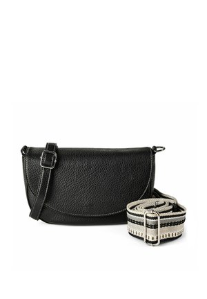 Schwarze Umhängetasche aus strukturiertem Leder mit silberner Schnalle am Riemen und abnehmbarem, breitem schwarz-weiß gestreiftem Stoffriemen.